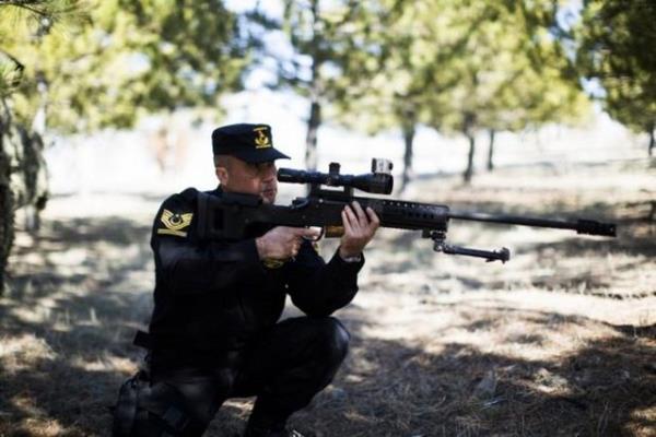 <p><b>lk milli keskin nianc tfei JMK Bora-12</b></p>  Keskin nianclar, her gn planl eitimler yaparak olas operasyonlara hazrlanyorlar. Eitimlerde araziye helikopterle indirme yapan ekipler, gizlenip hedef tespiti ve hedefe szma gerekletiriyor.