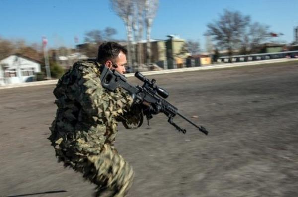 hedefi vuruyorlar, baka bir keskin niancy silahnn drbnnden vurmak, keskin nianclar arsnda prestij olarak kabul ediliyor.