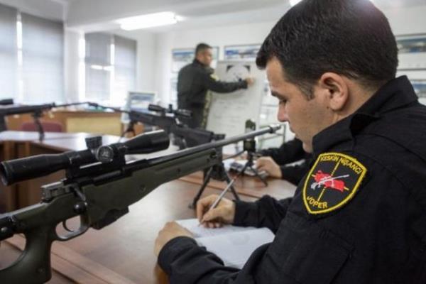 Keskin nianclar, rehin ald kiiyle bir binaya saklanan zanlya fark edilmeden yaklayor. Binay kardan gren bir aracn altna saklanan ekipler, zanlnn elindeki silah vurarak zarar vermeden rehineyi kurtaryor.