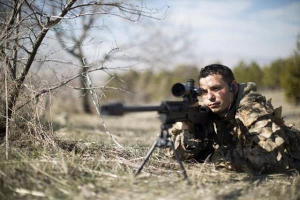 etkiledii, kursiyerlere uygulamal olarak retiliyor. Keskin nianclara ayrca interaktif at eitimi de veriliyor. Birlikteki elektronik sistemli kapal at poligonunda keskin nianclar her mesafede ve artta at yapabiliyor.