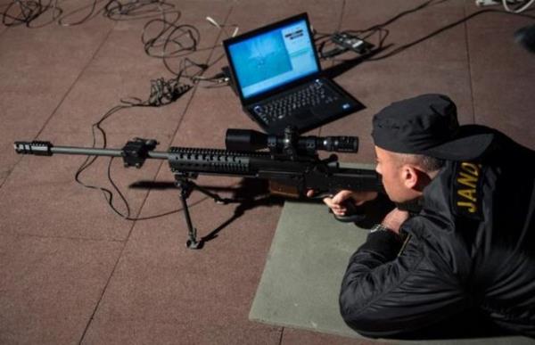 400 metrede bulunan bir hedef de ayn anda ate eden 3 keskin nianc tarafndan baaryla etkisiz hale getiriliyor. Arazide 380 metrede gizlenen bir dman keskin niancsn drbn yansmasndan fark eden zel eitimli ekipler, drbne ate edip...