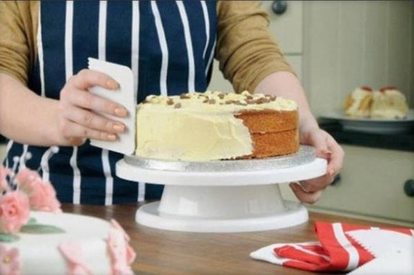 PASTA KURABYE RETM    Aileniz ya da arkadalarnz yaptnz yemeklere ya da pasta, baklava, brek gibi hamurilerine baylyorsa bunu evde meslek haline getirip para kazanabilirsiniz. nceleri kendi arkadalarnzn zel gnleri iin pastalar, kurabiyeler ve tuzlu yiyecekler hazrlayabilirsiniz. Bu ekilde beeni kazandktan sonra gelen talepler dorultusunda oturduunuz yerdeki kiilere de hizmet verebilirsiniz.