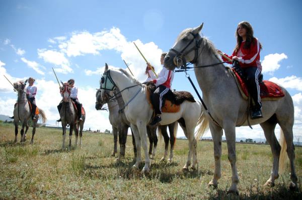 Bayanlarn ciride byk bir ilgi duyduunu belirten nal, "Uak'ta bayan cirit takmnn kurulduunu renince, 'Dadalar diyar Erzurum'da, Osmanl'nn torunlar neden at binip cirit oynamasn' dedik ve takm kurduk. Kzlarmz gerekten bu ie gnlden bal ve baarl, ata ok iyi biniyorlar" diye konutu.
