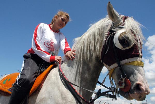 Cirit sahas yanndaki antrenman sahasnda, Dada kzlarnn ojeli elleriyle erkek ciritilerle yaptklar gsteride, renkli grntler ortaya kt.