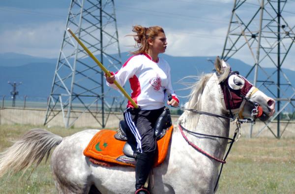 nal, ciridin kentte yaygn olduunu ve Trkiye'deki en iyi ciritilerin Erzurum'dan ktn anmsatarak, bayanlarn da cirit brannda adlarndan sz ettireceini ifade etti.