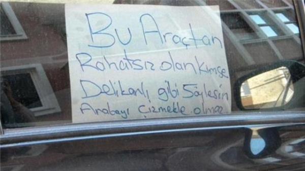 Edirne'de bir ara sahibi, arabasn izerek zarar veren ahsa kar arabasnn n sa camna yazd yaz ile nlem almaya alt. Aracnn kaportasnn izilmesine tahamml edemeyen madur src zm, yazd yazy cama yaptrmakta buldu. Src, kartona yazd, "Bu aratan rahatsz kimse delikanl gibi sylesin arabay izmekle olmaz" cmlesiyle tepkisini dile getirdi.