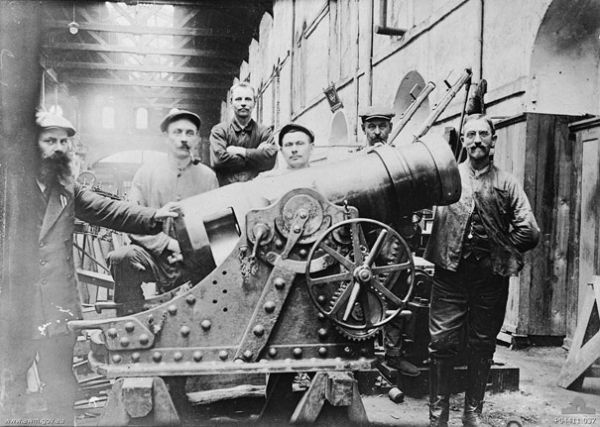 Alman askerleri havantoplaryla beraber poz veriyor