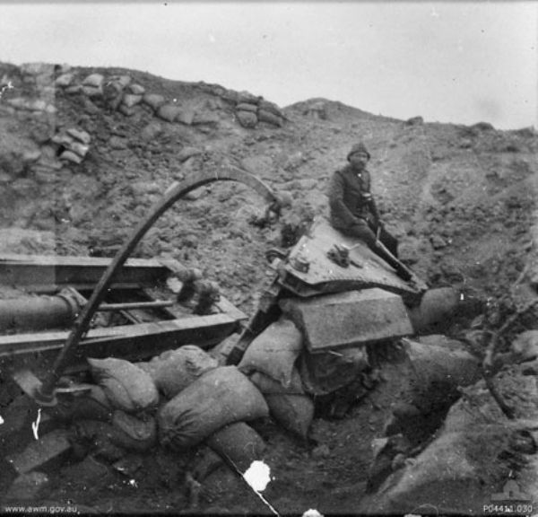 ngiliz bombardmanyla yerle bir edilen bir sahil bataryas