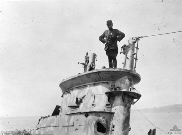 Bunun zerine sahildeki kuvvetler takviye edilmek iin Arburnu'nun kuzeyinde Suvla Koyu'na 6 Austos 1915 tarihinde yeni kuvvetlerle bir nc karma yaplmtr. Ancak 9 Austos'ta Kurmay Albay Mustafa Kemal'in Birinci Anafartalar Muharebesi olarak bilinen kar taarruzunda ngiliz Komutanl ihtiyat tmenini ate hattna srerek sahilde tutunmay ancak baarabilmitir.