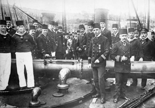 Deniz harekatyla stanbul'a ulalamayaca anlalnca bir kara harekatyla anakkale Boaz'ndaki Osmanl sahil topu bataryalarn ele geirmek plan gndeme getirilmitir.