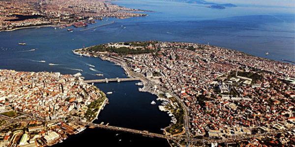 <P>stanbul&#8217;un ilelerinde ise durum ilgin. stanbul&#8217;un 39 ilesinden 17&#8217;sini CHP adaylar, 15&#8217;ini AK Parti adaylar  kazanrken 7 ilede durum belirsizliini koruyor ve adaylar baa ba  gidiyor. CHP daha fazla ile kazanmasna ramen, toplam oy saylarnda AK Parti&#8217;yi geemiyor. Bunda AK Parti&#8217;nin kazand ilelerde ok farkl nde olmas ve bu ilelerdeki nfus younluu etken.</P>