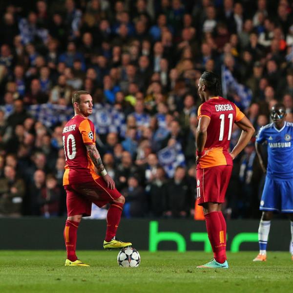 Drogba yanlis forma giymis mavi beyaz olani giyecekti.