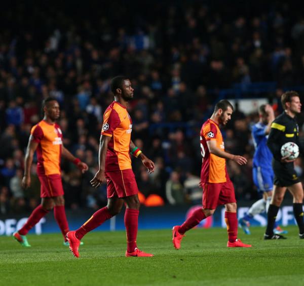 Drogba karsyla eski ak arasnda kalm aresiz adamlara benziyor ne oynad belli deil bo bo dolayor sahada :)