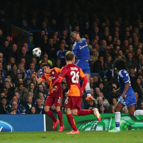 Keske Elmander kampi ziyaret ettiginde siyaha boyayip drogba diye onu kadroya alsaydik