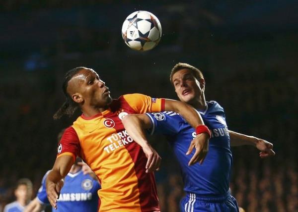 Drogba yrmyor resmen emekliyo insan hic mi top almaz bisey yapmaz cok yazk