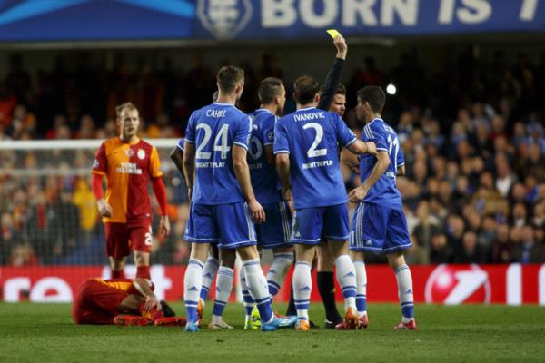 Drogba'nn kulland frikikte top arkadaki tribnn 2.katnda bulunan "Efsane Drogba" pankartna gitmi :)