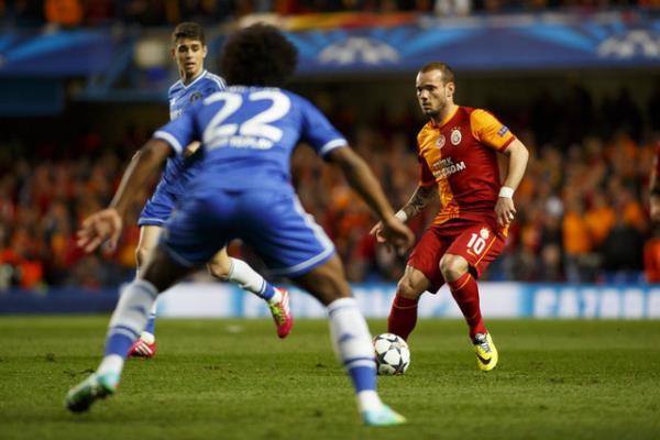 Seluk, Eboue, Drogba u takmda artk oynamasn. Bu adamlar oynamad zaman takm dzelir. Burak da yokluktan oynarsa oynar anca.