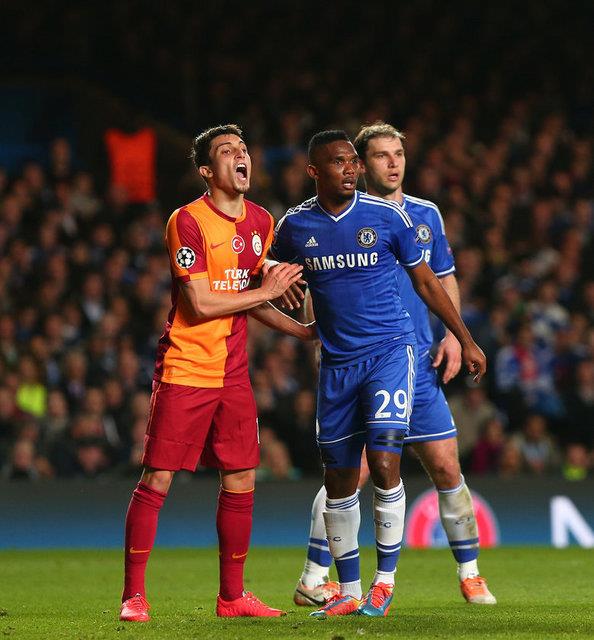 Chelseali futbolcular ampiyonlar Ligi ma oynuyor, Galatasarayl oyuncular resmen Drogba'nn jbile ma havasnda taklyor!!
