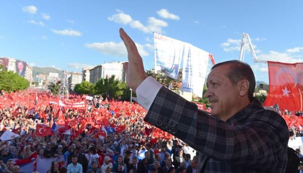 AK Parti Genel Bakan ve Babakan Recep Tayyip Erdoan, Erzurum istasyon caddesi zerindeki meydanda dzenlenen "Milli iradeye sayg mitingi" erevesinde vatandalar selamlad.