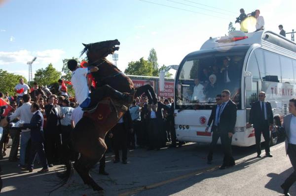 zel uak "ANA" ile Erzurum'a gelen Babakan Recep Tayyip Erdoan, havaliman knda atl cirit ekibi tarafndan karland.