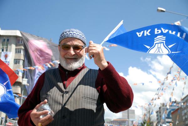 Erzurum'da, AK Parti l Bakanl&#8217;nn organizasyonuyla "Byk Oyunu Bozmaya Hadi Tarih Yazmaya" sloganyla dzenlenen "Milli radeye Sayg" mitinginin hazrlklar sryor. Vatandalar, ellerinde bayraklarla Erzurum&#8217;daki stasyon Meydan&#8217;na geldi.