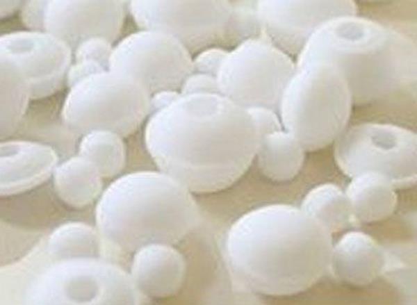 Kediler naftalinden ve plastikten holanmazlar. Kedilerin oturmasn istemediiniz yerlere ya naftalin koyunuz ya da naylon rt rtnz.