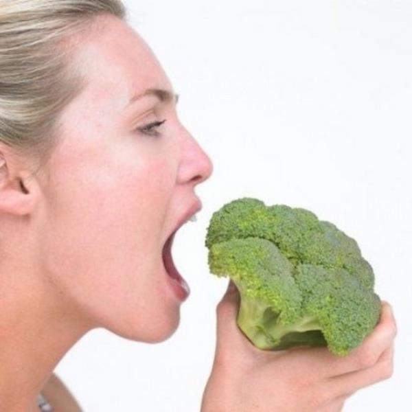 <p><b>Brokoli:</b></p>  Ispanak, domates, msr ve biberle birlikte salatanza brokoli ekleyin. Bu sebze mineral ve lif kaynadr.