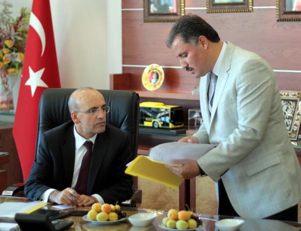 Maliye Bakan Mehmet imek, Malatya Belediye Bakan Ahmet akr' ziyaret etti. imek, akr'n kendisine sunduu iki dosyay inceledi.