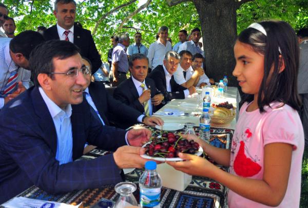 Kalknma Bakan Cevdet Ylmaz, Manisa'nn Mahmutlar beldesinde dzenlenen 4. Kiraz Festivali'ne katld. Kk bir kz ocuunun kendisine ikram ettii kirazlar geri evirmedi.