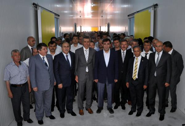 Kalknma Bakan Cevdet Ylmaz, (sa 4) Manisa'nn Demirci ilesinde , Zafer Kalknma Ajans ve Manisa l zel daresi tarafndan yaptrlan Demirci Kaymakaml Souk Hava Deposu&#8217;nun aln gerekletirdi. Ala Manisa Valisi Abdurrahman Sava, AK Parti Genel Bakan Yardmcs Hseyin Tanrverdi ve Manisa milletvekilleri de katld.