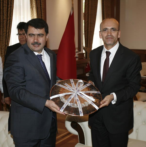 Maliye Bakan Mehmet imek, Malatya Valisi Vasip ahin'i ziyaret etti. ahin, Bakan imek'e kays hediye etti.