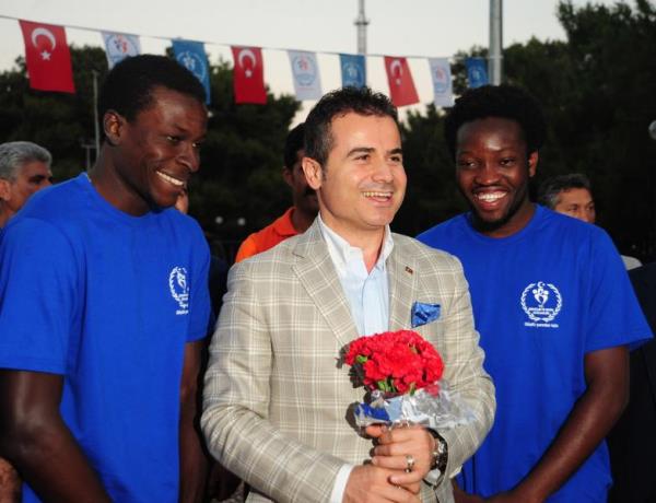 Genlik ve Spor Bakan Suat Kl (Ortada) Antalya'da Duac Genlik Kamp'n ziyaret ederek genlerle sohbet etti.