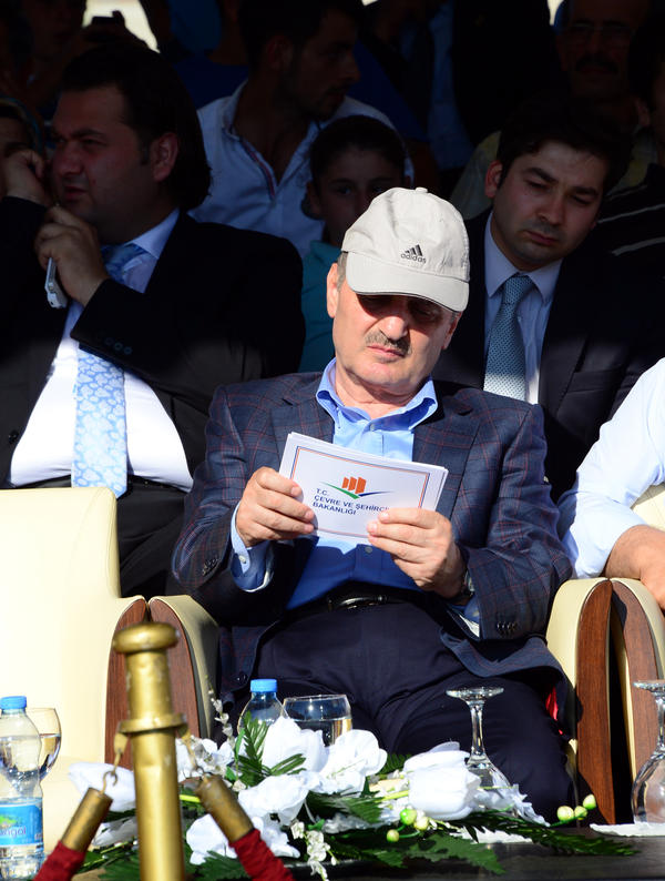 evre ve ehircilik Bakan Erdoan Bayraktar, Trabzon'un Arsin ilesindeki Arsin Halk Eitim Merkezi'nin temel atma trenine katld.