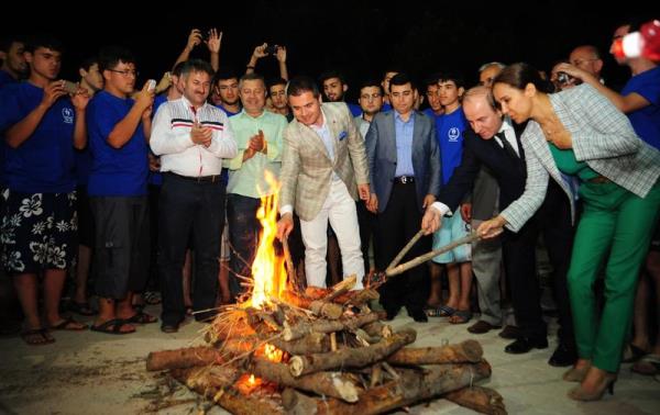 Genlik ve Spor Bakan Suat Kl, Antalya'da Duac Genlik Kamp'n ziyaret etti. Kl, beraberindeki protokolle kamp atei yakt.
