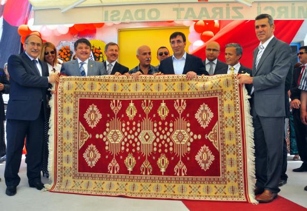 Kalknma Bakan Cevdet Ylmaz, bir dizi alta bulunmak zere Manisa'nn Demirci ilesini ziyaret etti. Ziyarette Bakan Ylmaz&#8217;a Demirci hals ile eitli hediyeler verildi