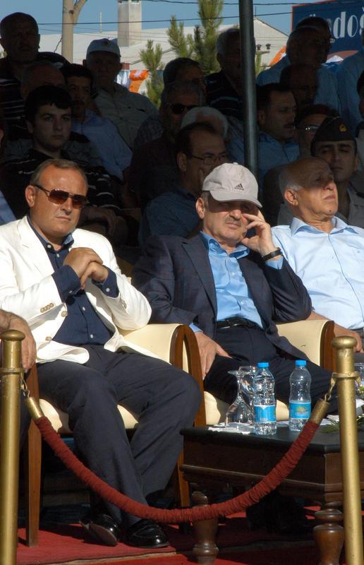 evre ve ehircilik Bakan Erdoan Bayraktar (ortada) ile Trabzon Valisi Recep Kzlck (solda) Trabzon'un Arsin ilesindeki Arsin Halk Eitim Merkezi'nin temel atma trenine katld.