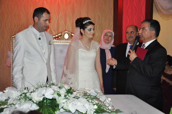 Milli Savunma Bakan smet Ylmaz, Sivas Esnaf ve Sanatkarlar Odalar Birlii eski Bakan Ahat Trkmenolu'un olunun dn treninde nikah ahidi oldu.