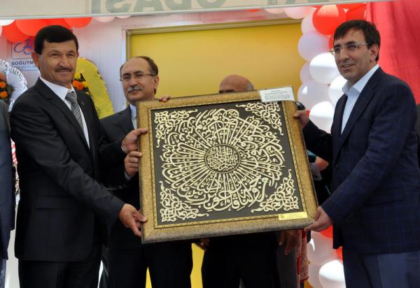 Kalknma Bakan Cevdet Ylmaz, bir dizi alta bulunmak zere Manisa'nn Demirci ilesini ziyaret etti. Ziyarette Bakan Ylmaz&#8217;a Demirci hals ile eitli hediyeler verildi.