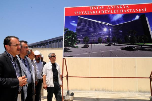 Adalet Bakan Sadullah Ergin, Antakya'da inaat almalar devam eden 750 yatakl devlet hastanesindeki incelemelerde bulundu.