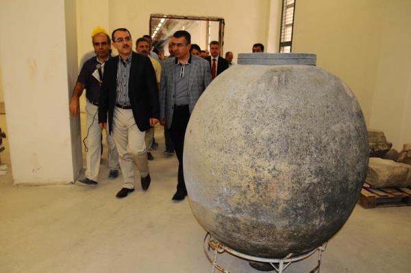 Adalet Bakan Sadullah Ergin, Antakya ilesinde inaat ve restorasyon almalar devam eden yatrmlarda incelemelerde bulunarak, almalarla ilgili yetkililerden bilgi ald.Mze inatnda da incelemelerde bulunan Ergin, buradaki 2011 ylnn haziran aynda balayan almalarn bu yl 29 Ekim Cumhuriyet Bayram'nda tamamlanmasnn planlandn kaydetti.