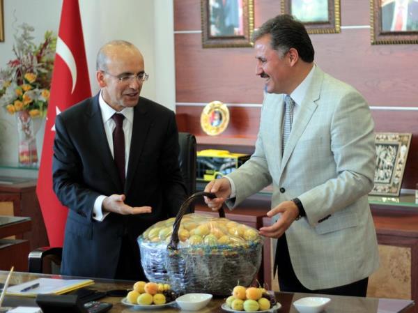 Maliye Bakan Mehmet imek, Malatya Belediye Bakan Ahmet akr' ziyaret etti. akr, imek'e kays hediye etti.