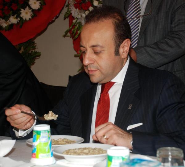 AB Bakan ve Bamzakereci Egemen Ba, Sultanbeyli'de Sinop Boyabat Gndzller Dernei'nin al trenine katld. Bakan Ba, kendisine ikram edilen Kekek'ten yedi.