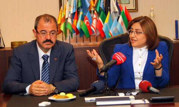 Aile ve Sosyal Politikalar Bakan Fatma ahin, Gaziantep Sanayi Odasn (GSO) ziyaret ederek, Adil Konukolu (solda) bakanlndaki yeni ynetim kurulu yelerine baar diledi. Odann yllardr ok nemli bir grevi yerine getirdiini ifade eden ahin, emei geenlere teekkr etti.