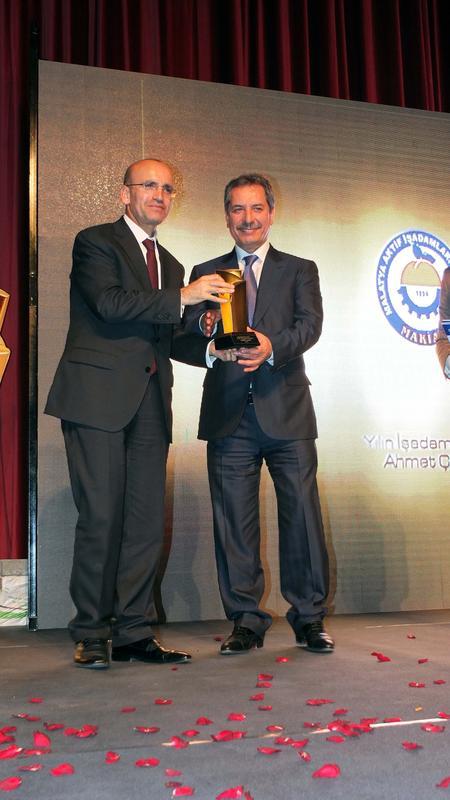Maliye Bakan Mehmet imek (solda), Malatya Aktif adamlar Dernei'nin (MAKAD) Yeni Kongre ve Kltr Merkezi'nde dzenledii MAKAD Ekonomi Dnyas dlleri programna katlarak bir konuma yapt. Bakan imek, programn sonunda yln i adam seilen Ahmet alk'a plaketini verdi.