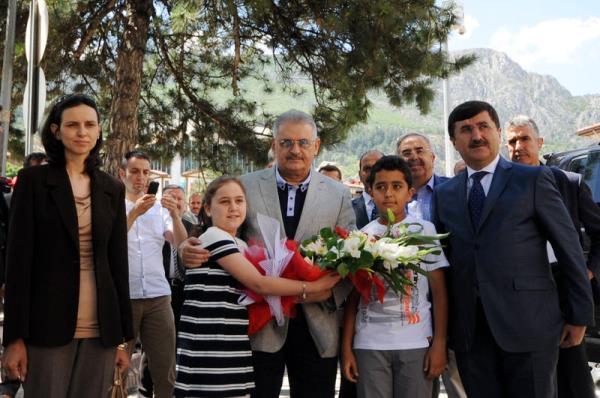 eitli ziyaret ve allarda bulunmak zere Amasya&#8217;ya gelen Ulatrma, Denizcilik ve Haberleme Bakan Binali Yldrm (ortada), Vali Abdil Celil z' (sada) ziyaret etti
