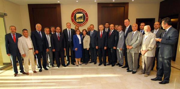 Aile ve Sosyal Politikalar Bakan Fatma ahin, Gaziantep Sanayi Odasn (GSO) ziyaret ederek, yeni ynetim kurulu yelerine baar diledi. ahin, ziyaretinin ardndan ynetim kurulu yeleri ve beraberindekilerle hatra fotoraf ektirdi.