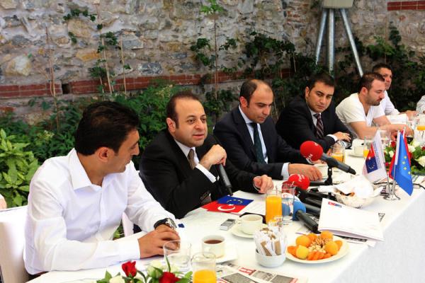 Avrupa Birlii Bakan ve Bamzakereci Egemen Ba, AB Bakanl ile Kresel Sorunlar Platformunun yerel medya temsilcileri iin Ortaky Ofisi'nde dzenledii sohbet toplantsna katld.