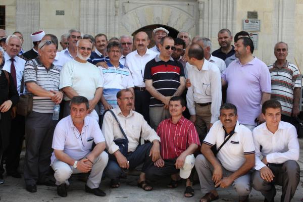 Salk Bakan Mehmet Mezzinolu, Uluslararas Balkan niversitesinin mezuniyet trenine katlmak zere Makedonya'nn bakenti skp'e geldi. Mezzinolu, mezuniyet treni ncesinde, tarihi Trk ars'n gezdi, lkeyi ziyaret eden Trk turistlerle fotoraf ektirdi.