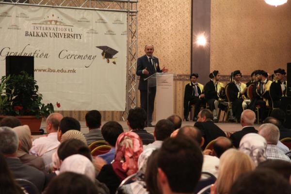 Salk Bakan Mehmet Mezzinolu, Makedonya'nn bakenti skp'teki Uluslararas Balkan niversitesi'nin mezuniyet trenine katlarak bir konuma yapt.