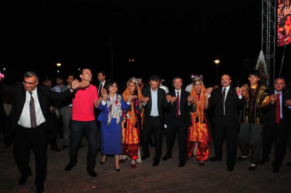 Aile ve Sosyal Politikalar Bakan Fatma ahin, ahinbey Belediyesi tarafndan dzenlenen 4. Uluslararas Folklor Festivali kapan programna katld. Bakan ahin, dier protokol yeleri ve yabanc lkeden gelen ekiplerle halay ekti.